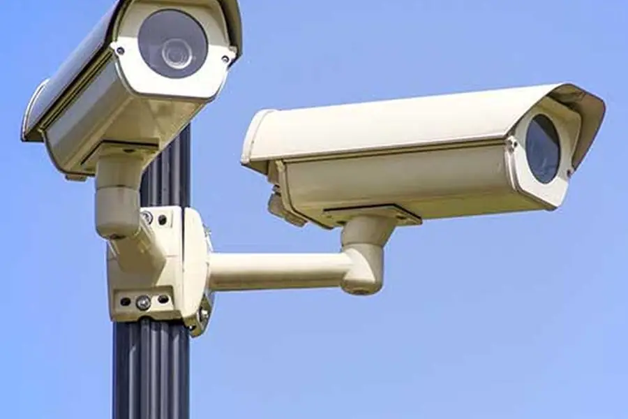 Telecamere di sorveglianza montate su un palo