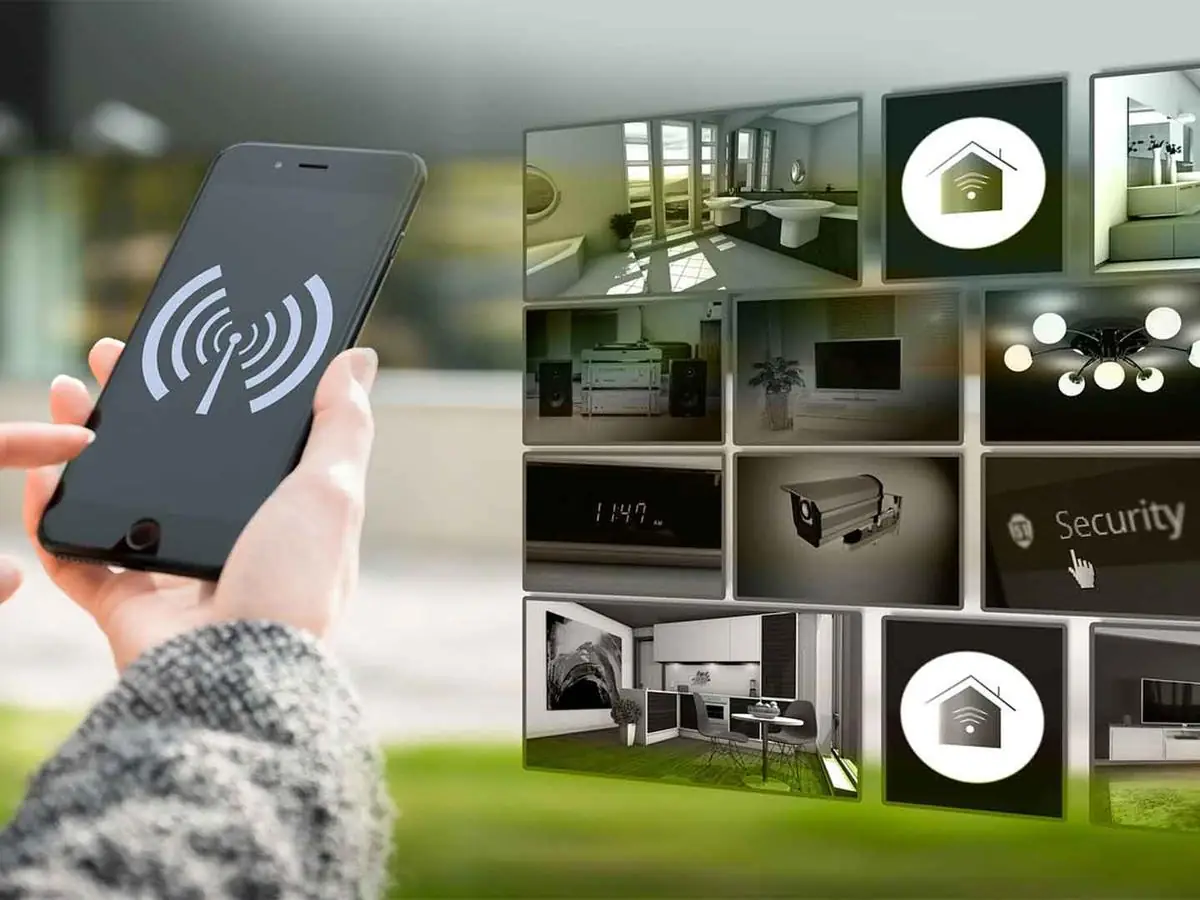 Tecnico con casco che installa una telecamera di sicurezza