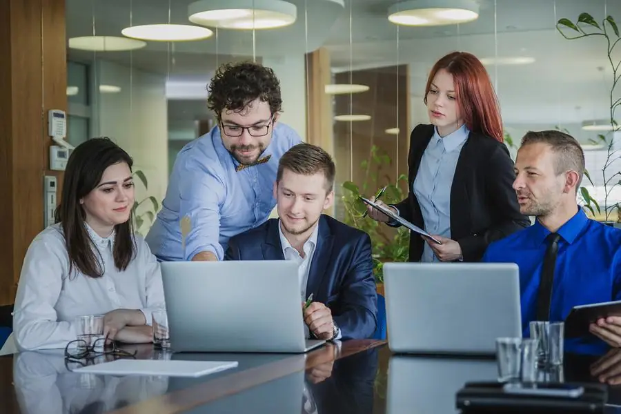 Team al lavoro in ufficio con i portatili