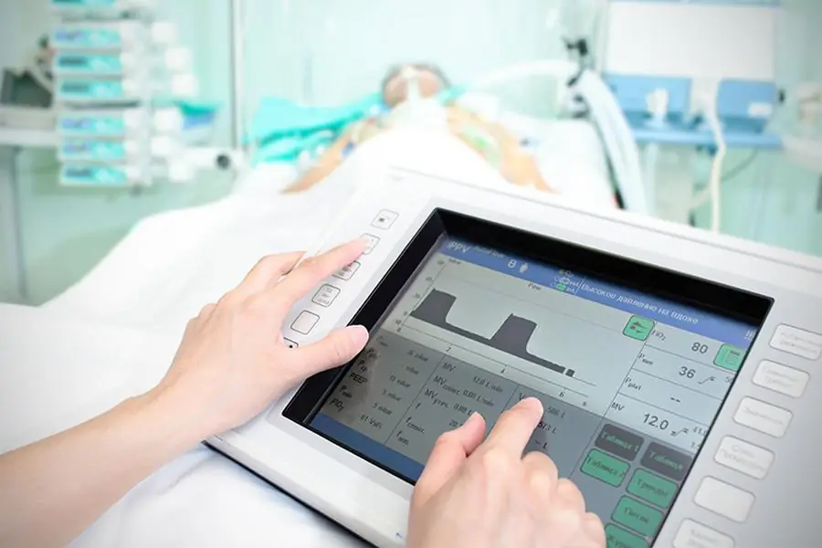 Tablet medico accanto al letto di un paziente