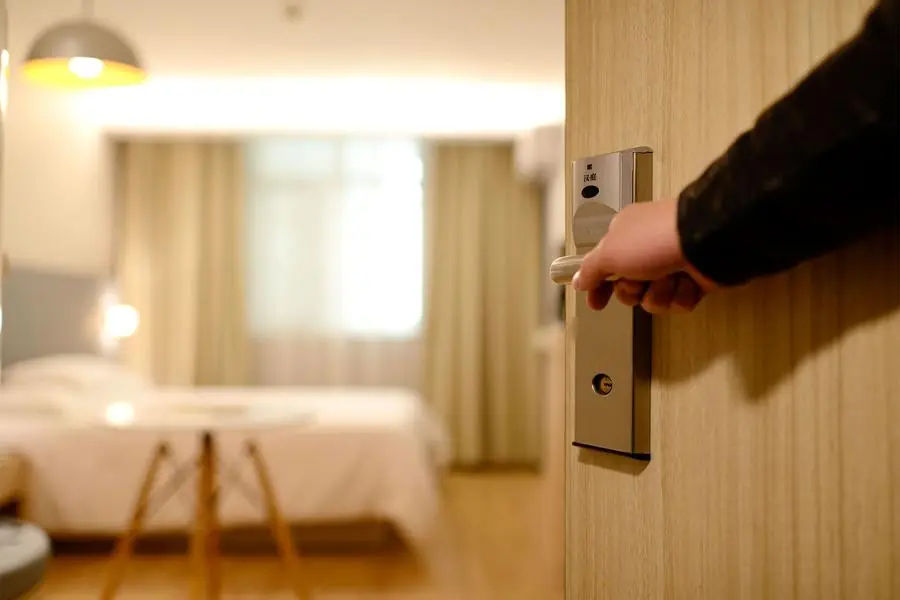 Apertura della porta di una camera d'albergo con chiave elettronica