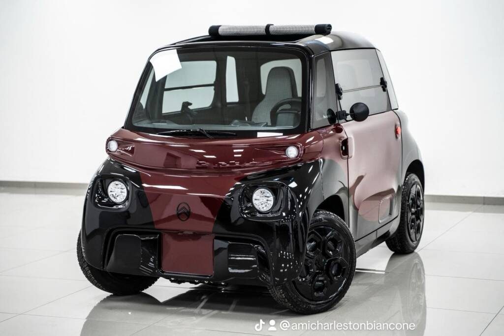 Citroën Ami Charleston by Biancone in livrea bicolore bordeaux e nero, vista anteriore di tre quarti
